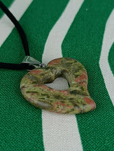 Cargar imagen en el visor de la galería, Colgante Jaspe Unakita Corazon Mod. 1
