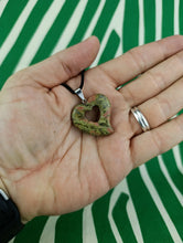 Cargar imagen en el visor de la galería, Colgante Jaspe Unakita Corazon Mod. 1
