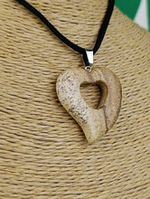 Cargar imagen en el visor de la galería, Colgante Jaspe Paisaje Corazon Mod. 2
