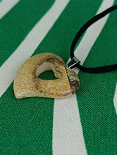 Cargar imagen en el visor de la galería, Colgante Jaspe Paisaje Corazon Mod. 1
