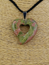 Cargar imagen en el visor de la galería, Colgante Jaspe Unakita Corazon Mod. 5
