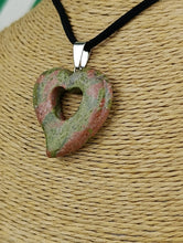 Cargar imagen en el visor de la galería, Colgante Jaspe Unakita Corazon Mod. 5
