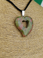 Cargar imagen en el visor de la galería, Colgante Jaspe Unakita Corazon Mod. 5
