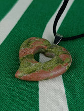 Cargar imagen en el visor de la galería, Colgante Jaspe Unakita Corazon Mod. 5
