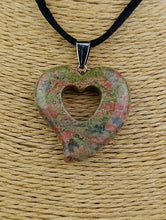 Cargar imagen en el visor de la galería, Colgante Jaspe Unakita Corazon Mod. 6
