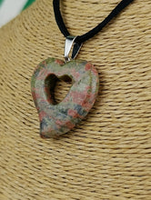 Cargar imagen en el visor de la galería, Colgante Jaspe Unakita Corazon Mod. 6
