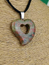 Cargar imagen en el visor de la galería, Colgante Jaspe Unakita Corazon Mod. 6
