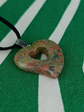 Cargar imagen en el visor de la galería, Colgante Jaspe Unakita Corazon Mod. 6
