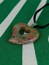 Cargar imagen en el visor de la galería, Colgante Jaspe Unakita Corazon Mod. 6
