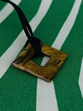 Cargar imagen en el visor de la galería, Colgante Rombo Ojo de Tigre Mod. 8

