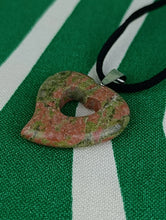 Cargar imagen en el visor de la galería, Colgante Jaspe Unakita Corazon Mod. 4
