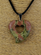 Cargar imagen en el visor de la galería, Colgante Jaspe Unakita Corazon Mod. 3
