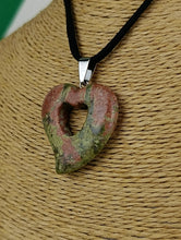 Cargar imagen en el visor de la galería, Colgante Jaspe Unakita Corazon Mod. 3
