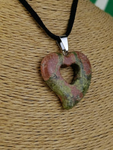 Cargar imagen en el visor de la galería, Colgante Jaspe Unakita Corazon Mod. 3
