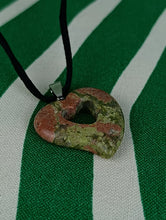 Cargar imagen en el visor de la galería, Colgante Jaspe Unakita Corazon Mod. 3
