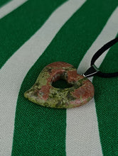 Cargar imagen en el visor de la galería, Colgante Jaspe Unakita Corazon Mod. 3

