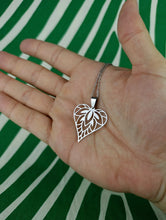 Cargar imagen en el visor de la galería, Colgante Mandala Hoja de Acero Inoxidable
