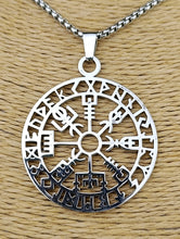 Cargar imagen en el visor de la galería, Colgante Brujula Vikinga de Acero Inoxidable
