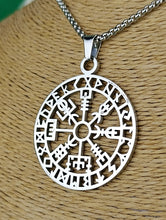Cargar imagen en el visor de la galería, Colgante Brujula Vikinga de Acero Inoxidable

