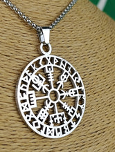 Cargar imagen en el visor de la galería, Colgante Brujula Vikinga de Acero Inoxidable
