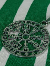 Cargar imagen en el visor de la galería, Colgante Brujula Vikinga de Acero Inoxidable
