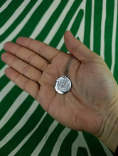 Cargar imagen en el visor de la galería, Colgante Tetragramaton Grabado
