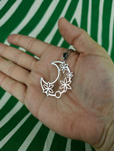 Cargar imagen en el visor de la galería, Colgante Luna de las Primavera de Acero Inoxidable
