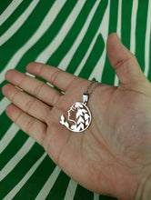 Cargar imagen en el visor de la galería, Colgante Madre Tierra de Acero Inoxidable
