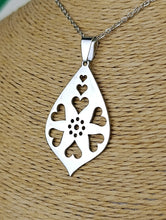 Cargar imagen en el visor de la galería, Colgante Corazones de Acero Inoxidable
