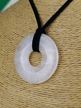 Cargar imagen en el visor de la galería, Colgante Donut Cuarzo Rosa 4 cm
