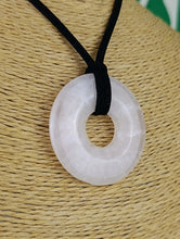 Cargar imagen en el visor de la galería, Colgante Donut Cuarzo Rosa 4 cm
