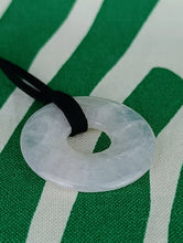 Cargar imagen en el visor de la galería, Colgante Donut Cuarzo Rosa 4 cm
