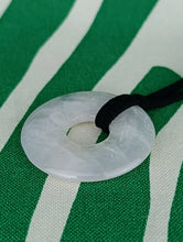 Cargar imagen en el visor de la galería, Colgante Donut Cuarzo Rosa 4 cm
