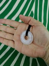 Cargar imagen en el visor de la galería, Colgante Donut Cuarzo Rosa 4 cm
