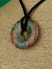 Cargar imagen en el visor de la galería, Colgante Donut Jaspe Unakita 35 mm
