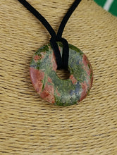 Cargar imagen en el visor de la galería, Colgante Donut Jaspe Unakita 35 mm
