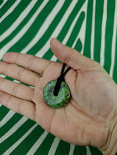Cargar imagen en el visor de la galería, Colgante Donut Rubí Zoisita 35 mm

