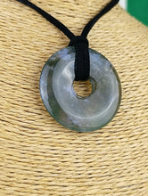 Cargar imagen en el visor de la galería, Colgante Donut Ágata Musgosa 35 mm
