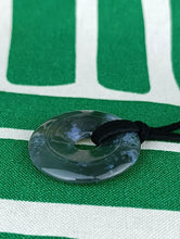Cargar imagen en el visor de la galería, Colgante Donut Ágata Musgosa 35 mm

