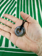 Cargar imagen en el visor de la galería, Colgante Donut Ágata Musgosa 35 mm

