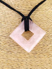 Cargar imagen en el visor de la galería, Colgante Rombo Cuarzo Rosa Mod. 1
