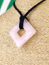 Cargar imagen en el visor de la galería, Colgante Rombo Cuarzo Rosa Mod. 1
