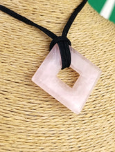 Cargar imagen en el visor de la galería, Colgante Rombo Cuarzo Rosa Mod. 1
