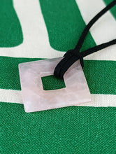Cargar imagen en el visor de la galería, Colgante Rombo Cuarzo Rosa Mod. 1
