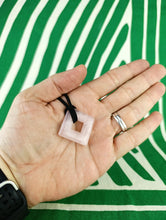 Cargar imagen en el visor de la galería, Colgante Rombo Cuarzo Rosa Mod. 1
