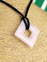 Cargar imagen en el visor de la galería, Colgante Rombo Cuarzo Rosa Mod. 2
