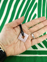 Cargar imagen en el visor de la galería, Colgante Rombo Cuarzo Rosa Mod. 2
