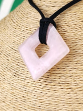 Cargar imagen en el visor de la galería, Colgante Rombo Cuarzo Rosa Mod. 3
