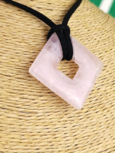 Cargar imagen en el visor de la galería, Colgante Rombo Cuarzo Rosa Mod. 3
