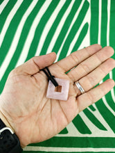 Cargar imagen en el visor de la galería, Colgante Rombo Cuarzo Rosa Mod. 3

